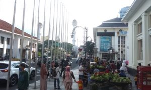 Libur Waisak, Jalan Asia-Afrika Kota Bandung Dipadati Wisatawan Para pengunjung padati kawasan Jalan Asia-Afrika Kota Bandung. Foto: Nurrani Rusmana/Jabar Ekspres.