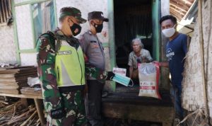 Momen saat anggota Babinsa dan Bhabinkamtibmas saat berikan bantuan dari Yayasan Budha Tzu Chi Indonesia kepada warga, Kamis (27/5). (Yanuar Baswata/Jabar Ekspres)