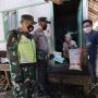 Momen saat anggota Babinsa dan Bhabinkamtibmas saat berikan bantuan dari Yayasan Budha Tzu Chi Indonesia kepada warga, Kamis (27/5). (Yanuar Baswata/Jabar Ekspres)