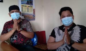 Kepala Desa Cicalengka Wetan, Nanang Sutrisna (kiri) bersama Sekertaris Desa, Ardi Sahri (kanan) saat ditemui Jabar Ekspres di tempat kerja Sekdes pada Kamis (27/5). FOTO: Yanuar Baswata/Jabar Ekspres.