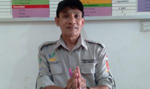 Desa Panenjoan Kabupaten Bandung Sediakan 900 Dosis Vaksin Kepala Seksi (Kasi) Kesejahteraan Desa Panenjoan, Handi Suhandi di kantor, Jumat (28/5). (Yanuar Baswata/Jabar Ekspres)