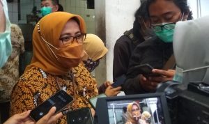 Kepala Disdagin Kota Bandung, Elly Wasliah usai meninjau Pabrik Tahu Talaga di Jalan Sudirman. (Nurrani Rusmana/Jabar Ekspres)