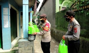 Pascalebaran, Puluhan Warga Kecamatan Dayeuhkolot Terpapar Covid-19 Kapolsek Dayeuhkolot Kompol Tedi Rusman memberikan sembako kepada satu keluarga yang terkonfirmasi Covid-19 di Desa Citereup Kabupaten Bandung.