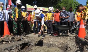 Pelaksanaan groundbreaking perbaikan jalan di selatan KBB, dinilai timbulkan kerumunan massa di tengah pandemi Covid-19.
