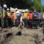 Pelaksanaan groundbreaking perbaikan jalan di selatan KBB, dinilai timbulkan kerumunan massa di tengah pandemi Covid-19.