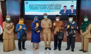 Kadinkes Kota Depok, Novarita (kanan) usai ikuti Rapat Koordinasi Komda Lansia (Diskominfo).