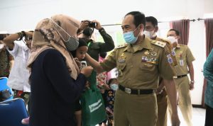 Plt Cimahi, Ngatiyana pantau pendistribusian 1.000 ayam dan telur kepada warga yang terdampak stunting, di Kantor Kelurahan Citeureup, Senin (31/5). (Intan Aida/Jabar Ekspres)