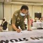 Pelaksana Tugas (Plt.) Wali Kota Cimahi, Ngatiyana lakukan tanda tangan pada sebuah spanduk putih sebagai bentuk partisipan dalam acara rembuk stunting Kota Cimahi, Mason Pine Hotel, Padalarang, Senin (31/5). (Intan Aida/Jabar Ekspres)