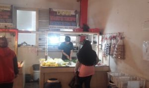 Pedagang tahu mulai berjualan kembali di Pasar Atas Baru, Senin (31/5). (Intan Aida/Jabar Ekspres)