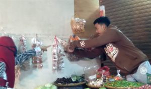 LAYANI PEMBELI: Seorang penjual sayur di Pasar Cimanggung, Kabupaten Sumedang, tengah melayani pembeli, Rabu (26/5). FOTO: Yanuar Baswata/Jabar Ekspres.