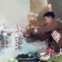 LAYANI PEMBELI: Seorang penjual sayur di Pasar Cimanggung, Kabupaten Sumedang, tengah melayani pembeli, Rabu (26/5). FOTO: Yanuar Baswata/Jabar Ekspres.