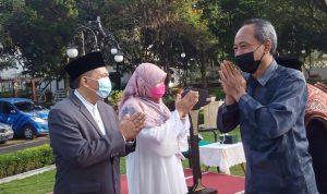 Wali Kota Bandung Gelar Salat Idul Fitri di Halaman Rumah Dinas
