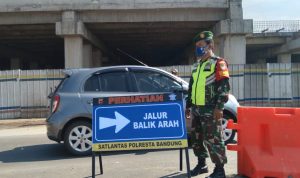 Lawan Petugas Selama PPKM Darurat, Polisi Tak Segan Ambil Tindakan Anggota TNI saat lakukan penjagaan di pos penyekatan Cileunyi pada Kamis (6/5). Yanuar Baswata