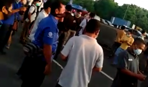 Tol Jakarta-Cikampek Disekat, Ratusan Buruh Protes