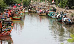 Ada-ada saja! di Darat Disekat, Nelayan Asal Mundu Nekat Mudik Naik Perahu