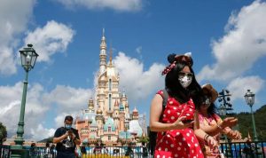 Antusiasme Warga Sambut Disneyland yang Kembali Buka
