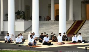 Presiden dan Ibu Negara Salat Id di Istana Negara
