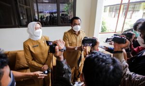 JUMPA PERS: Kepala Dinas Kesehatan (Kadinkes) Kabupaten Bandung Grace Mediana Purnami didampingi Kepala Dinas Ketenagakerjaan (Disnaker) Kabupaten Bandung Rukmana menjelaskan asal muasal penularan virus korona pada karyawan PT Feng Tay kepada para wartawan.