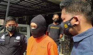 Judi Online Bawa Pemuda di Cimahi Ini Masuk ke Jeruji Besi TANGGUNGJAWABKAN PERBUATAN: Anggi Dwi Pangestu (23) tersangka perampasan handphone diamankan pihak Satreskrim Polres Cimahi.