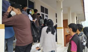 TUNGGU GILIRAN: Warga yang akan membuat Surat Keterangan Catatan Kepolisian (SKCK) tampak sedang mengantre menunggu dipanggil petugas.