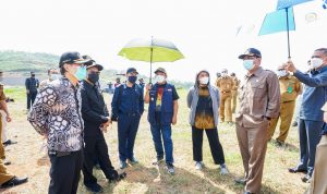 PASTIKAN KESIAPAN: Wakil Wali Kota Bandung, Yana Mulyana yang didamping Sekretaris Daerah, Ema Sumarna beserta jajaran OPD dan Ketua DPRD Kota Bandung, Tedy Rusmawan serta Komisi A yang diketuai oleh Rizal Khairul meninjau TPPAS Legok Nangka.