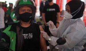 mitra gojek tengah divaksin untuk mencegah penularan Covid-19