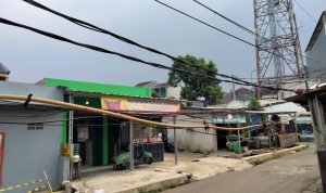 Resahkan Warga, Dewan Minta Pemilik Kabel Semrawut di Beji Segera Dirapikan