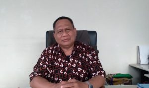 Kepala Desa (Kades) Babakan Peuteuy, Endang Sutisna saat ditemui Jabar Ekspres di tempat kerjanya, Jumat (28/5).