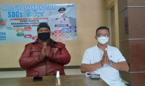 Kepala Desa Cikuya, Dadang Suganda (kiri) bersama Kepala Dusun Tiga, Deni Darmansyah (kanan) saat ditemui Jabar Ekspres di Balai Desa, Jumat (28/5). Yanuar Baswata