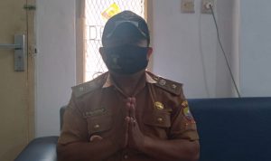 Kepala Desa (Kades) Cilayung, Dedeng Saefurohman saat ditemui Jabar Ekspres di tempat kerjanya, Selasa (25/5). Yanuar Baswata