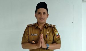 Kepala Desa (Kades) Cileles, Duduy Abdul Holik saat ditemui Jabar Ekspres di tempat kerjanya pada Selasa (25/5). Yanuar Baswata