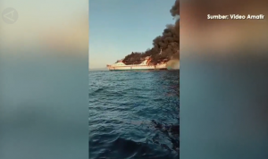 Kapal KM Karya Indah Terbakar, Sebagian Penumpang Melompat ke Tengah Laut Kapal KM Karya Indah Terbakar, Sebagian Penumpang Melompat ke Tengah Laut
