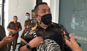 Cucu Sutara saat memenuhi panggilan Kejaksaan Negeri Bandung, Kamis, (27/5). Foto: Boy Darmawan/Jabar Ekspres.