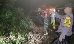 Jalur alternatif Jonggol-Cipanas terputus akibat longsoran tanah Jalur alternatif Jonggol-Cipanas terputus akibat longsoran tanah