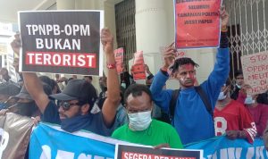 Puluhan Aktivis Mahasiswa Papua Sampaikan Aspirasinya di Depan Gedung Merdeka