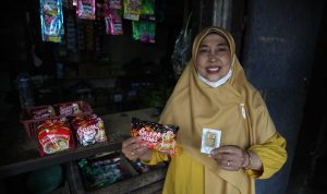 Modal Mi Instan Dapet Emas 100 Gram, Pedagang Kecil di Bandung Bagi-bagi THR untuk Puluhan Penjual Nasgor Keliling