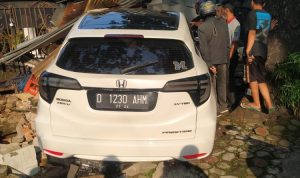 Mobil Honda HR-V Tabrak Kios Warga, Pengendara Motor Alami Pendarahan di Kepala