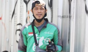 Arri Jallaludin, Driver Ojol yang Viral Berikan Pakaian ke ODGJ di Pinggir Jalan Arri Jallaludin, Driver Ojol yang Viral Berikan Pakaian ke ODGJ di Pinggir Jalan