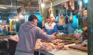 Usai Lebaran, Harga Daging Ayam di Pasar Tanjungsari Kembali Merosot