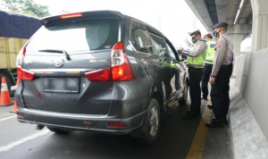 Ngeyel Mau Mudik, Ratusan Kendaraan Diputarbalikkan di Tol Jakarta-Cikampek