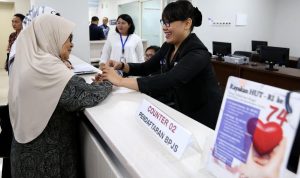 Petugas sedang melayani pendaftaran pengguna BPJS Kesehatan di Rumah Sakit. Foto Ricardo/jpnn.com.