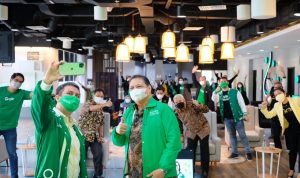 Airlangga Hartarto ketika berkunjung ke persuhaan GRAB Indonesia.