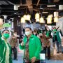 Airlangga Hartarto ketika berkunjung ke persuhaan GRAB Indonesia.