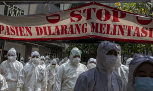 Tenaga kesehatan berjalan menuju ruang perawatan pasien COVID-19 di Rumah Sakit Darurat COVID-19 (RSDC) Wisma Atlet, Kemayoran, Jakarta. (ANTARA FOTO/M Risyal Hidayat/wsj)