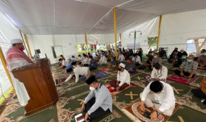 Kegiatan keagamaan di bawah tenda areal pembangunan Masjid At Tabayyun Taman Villa Meruya, Jakarta Barat. (ANTARA/HO)