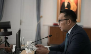 Gubernur Jawa Barat Ridwan Kamil saat menghadiri halalbihalal bersama Otoritas Jasa Keuangan (OJK) Provinsi Jabar dan Kantor Perwakilan Bank Indonesia Jabar via konferensi video di Gedung Pakuan, Kota Bandung, Jumat (21/5/2021). ANTARA/HO-Humas Pemprov Jabar.