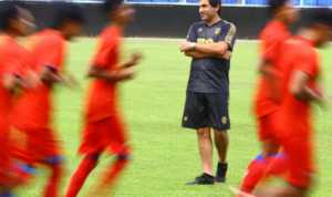 LAGA UJI COBA: Arema FC Tantang Rans Cilegon FC Dokumentasi - Pelatih baru tim Arema FC Eduardo Almeida memimpin latihan di Stadion Kanjuruhan, Malang, Jawa Timur, Kamis (20/5/2021). Arema mengontrak pelatih asal Portugal tersebut untuk memenuhi target menjadi juara di kompetisi Liga 1 dan bisa turut serta dalam AFC Cup. ANTARA FOTO/Ari Bowo Sucipto.