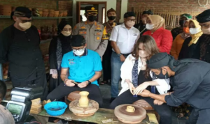 Promosikan Ini, Menparekraf Sandiaga Uno Sampai Gandeng Cinta Laura Menteri Pariwisata dan Ekonomi Kreatif (Menparekraf) Sandiaga Salahuddin Uno bersama artis Cinta Laura saat mengunjungi Desa Wisata Cibuntu, Kuningan, Jawa Barat, Senin (31/5/2021). ANTARA/Khaerul Izan/aa.
