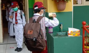 SIMULASI PTM: Sebelum masuk kelas, siswa dianjurkan untuk mencuci tangan dahulu. Lokasi: SD Negeri Cimahi Mandiri II, Kelurahan Cimahi, Kecamatan Cimahi Tengah, beberapa waktu lalu. (Intan Aida/Jabar Ekspres)