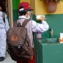 Evaluasi PTM di Cimahi, Begini Penjelasan Disdik SIMULASI PTM: Sebelum masuk kelas, siswa dianjurkan untuk mencuci tangan dahulu. Lokasi: SD Negeri Cimahi Mandiri II, Kelurahan Cimahi, Kecamatan Cimahi Tengah, beberapa waktu lalu. (Intan Aida/Jabar Ekspres)